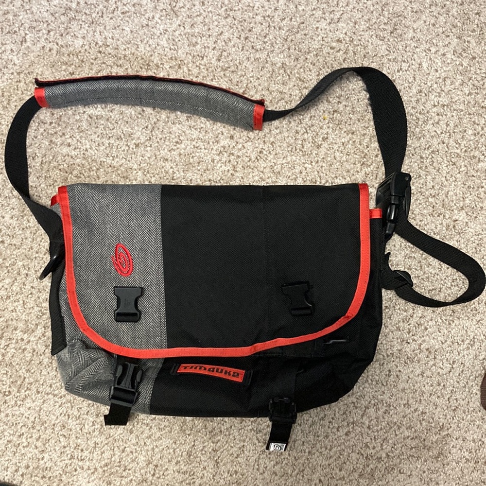 2010s era Timbuk2 small classic messenger bag